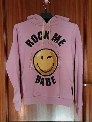 Sudadera rosa con carita feliz y texto
