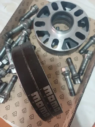 Separadores Ruedas Momo + Tornillos