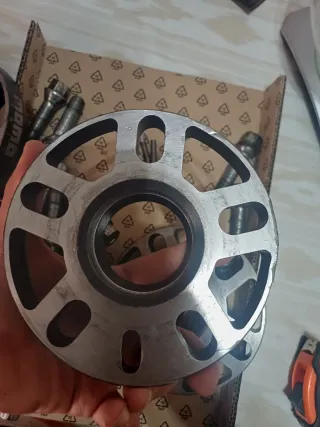 Separadores Ruedas Momo + Tornillos