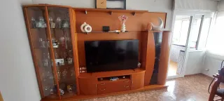 Mueble y Mesa de comedor y 6 sillas de madera