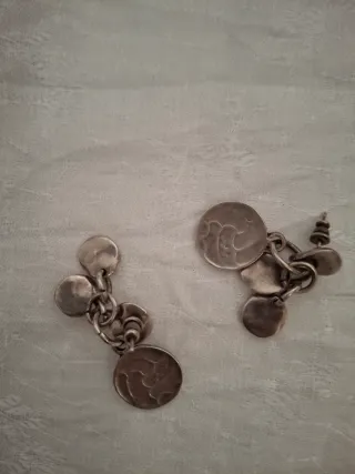 Pendientes plateados con dibujo de balón