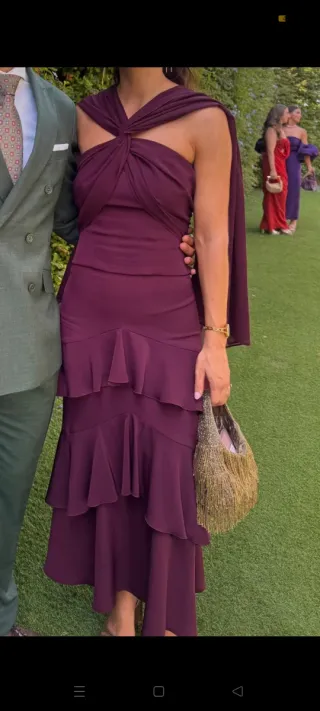 Vestido de fiesta morado con volantes