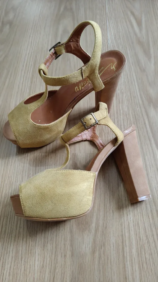 Zapatos de tacón mostaza y marrones