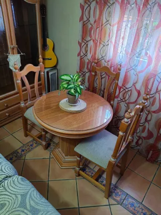 Conjunto de mesa extensible y 4 sillas de madera.