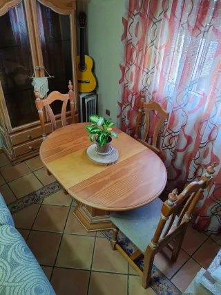 Conjunto de mesa extensible y 4 sillas de madera.