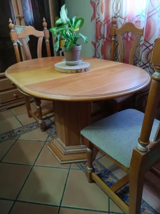 Conjunto de mesa extensible y 4 sillas de madera.
