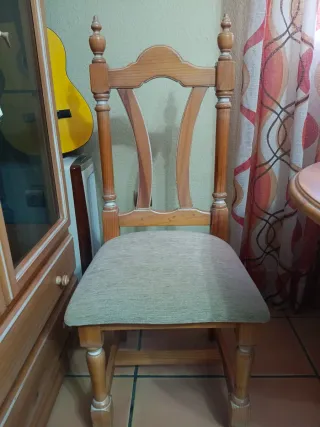 Conjunto de mesa extensible y 4 sillas de madera.