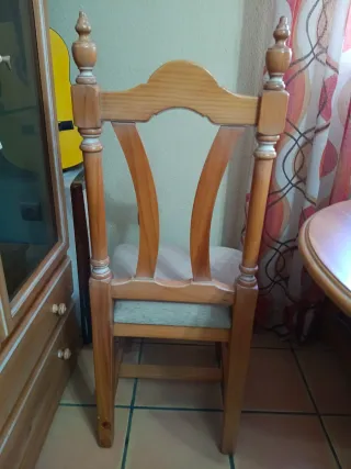 Conjunto de mesa extensible y 4 sillas de madera.