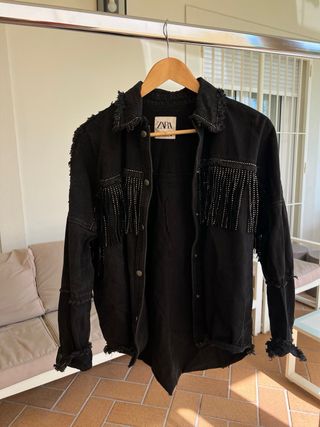Chaqueta Zara flecos negra