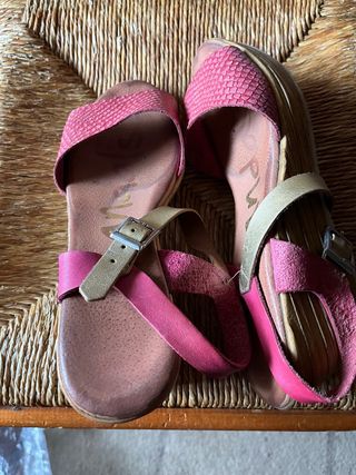 Sandalias de cuña rosas y marrones