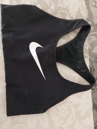 Top deportivo Nike negro