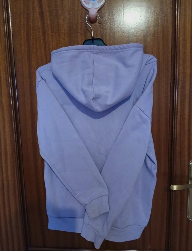 Sudadera morada con estampado de corazón