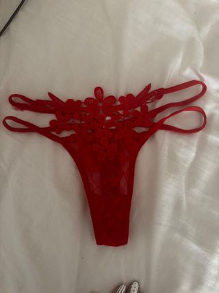 Tanga rojo con flores