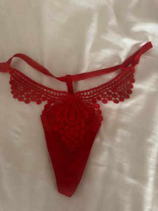 Tanga rojo con flores