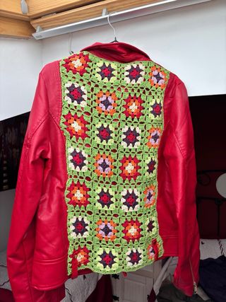 Chaqueta efecto piel roja