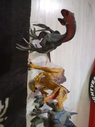 Set di giocattoli con figure di dinosauri