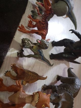 Set di giocattoli con figure di dinosauri