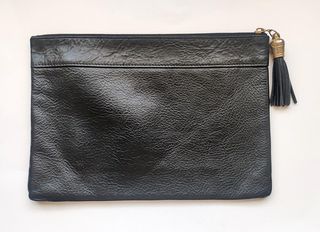 Cartera de mano piel negra con borla