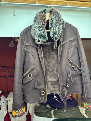 Cazadora de pelo marrón y multicolor