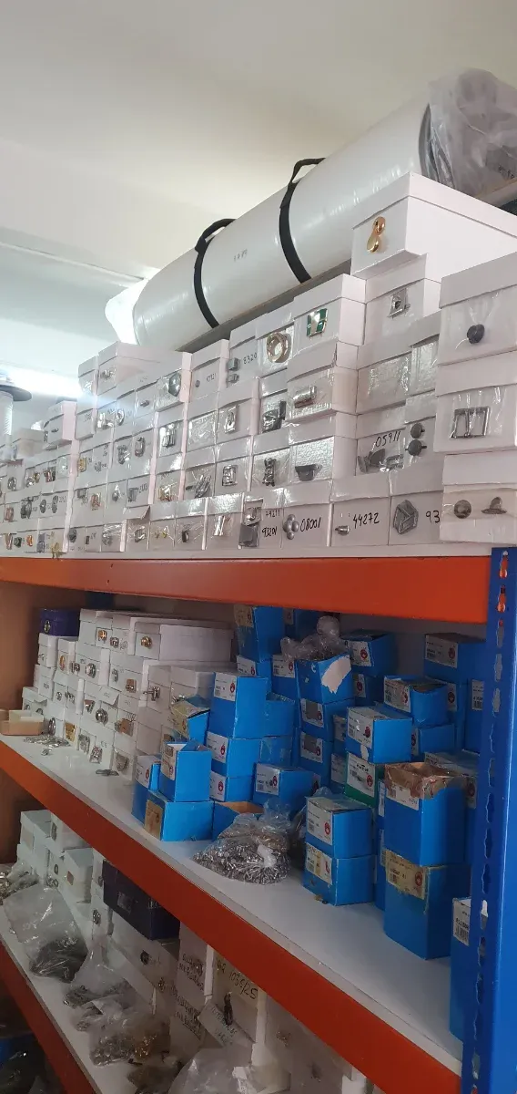 Adornos y fornituras doradas