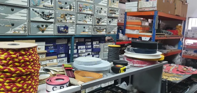 Adornos y fornituras doradas