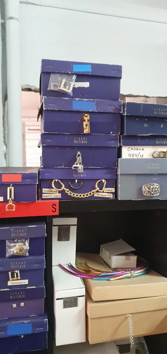 Adornos y fornituras doradas