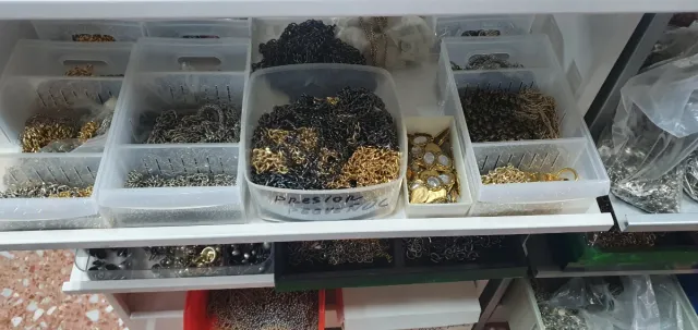 Adornos y fornituras doradas