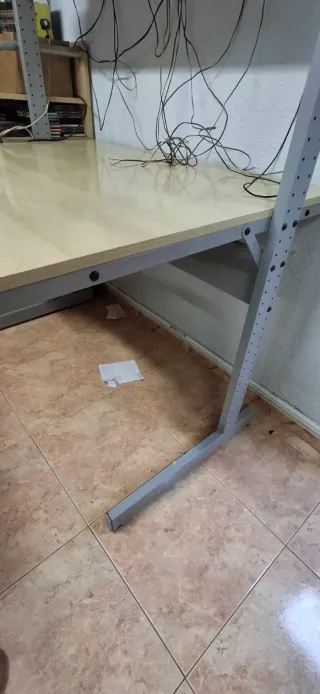 Escritorio de madera y metal