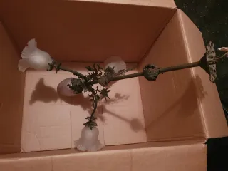 Lámpara antigua de metal y cristal.