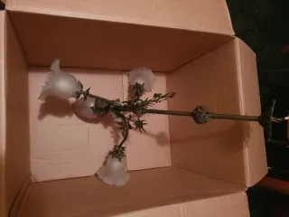 Lámpara antigua de metal y cristal.