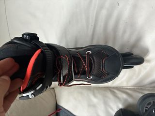 Patines en línea negros y naranjas