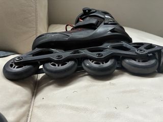 Patines en línea negros y naranjas