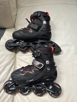 Patines en línea negros y naranjas