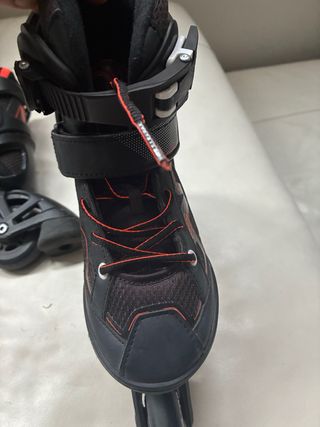 Patines en línea negros y naranjas