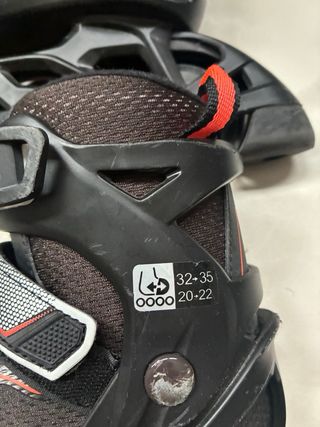 Patines en línea negros y naranjas