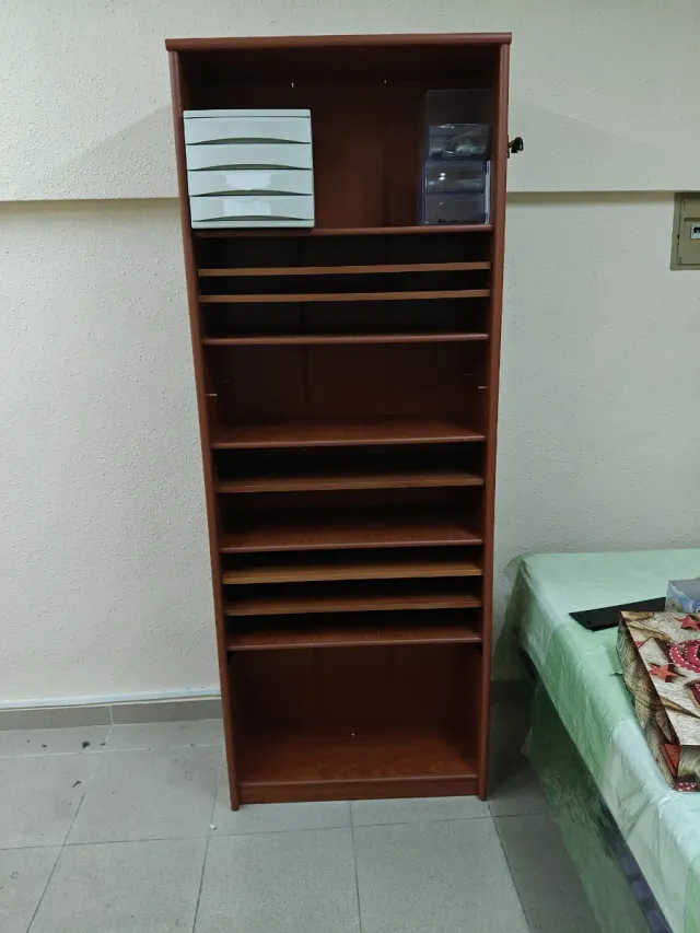 Estantería de oficina madera.