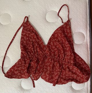 Top floral rojo con tirantes