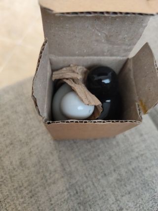 Salero y pimentero abrazados de porcelana