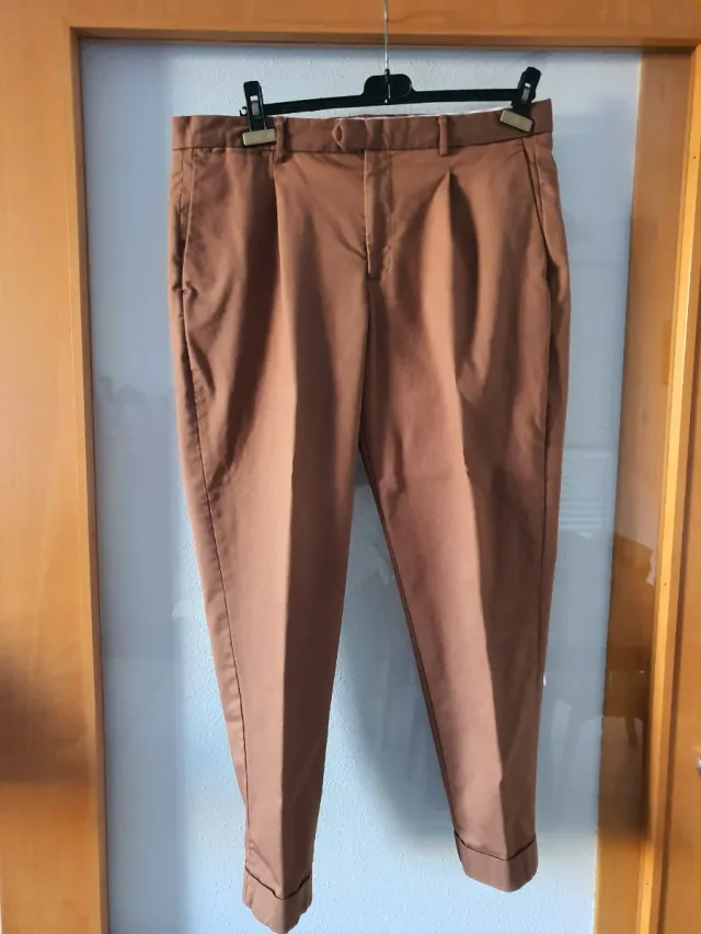 Pantalón moderno marrón