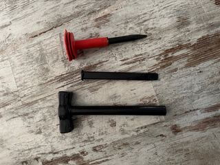 Herramientas albañil: cincel, puntero y martillo