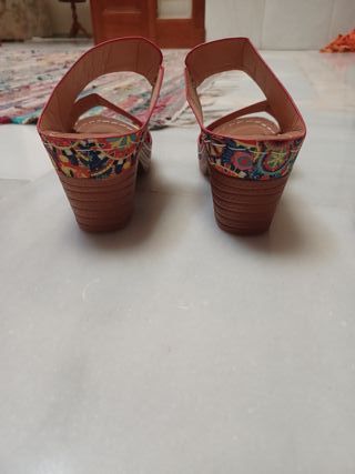 Sandalias cuña estampadas