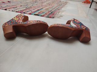 Sandalias cuña estampadas