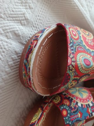 Sandalias cuña estampadas