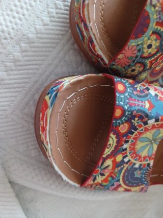 Sandalias cuña estampadas