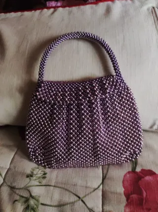 Bolso de mano de perlas moradas