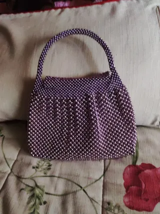 Bolso de mano de perlas moradas