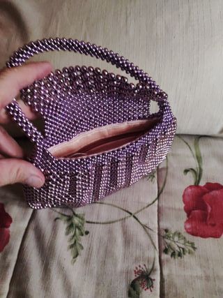 Bolso de mano de perlas moradas