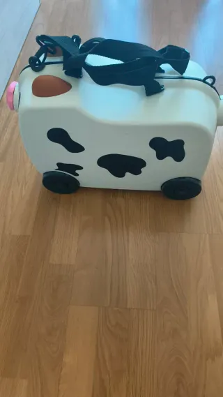 Maleta infantil con ruedas.