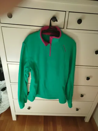 Sudadera verde con cuello rosa