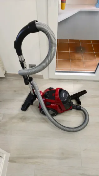 Aspirador sin bolsa Bosch rojo